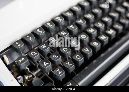 Vista dettagliata dei tasti su un portatile metal nastri inchiostratori per macchine da scrivere, circa 1970, sulla diagonale. La messa a fuoco è su QWERTY. Può essere utilizzato per simbolo Foto Stock