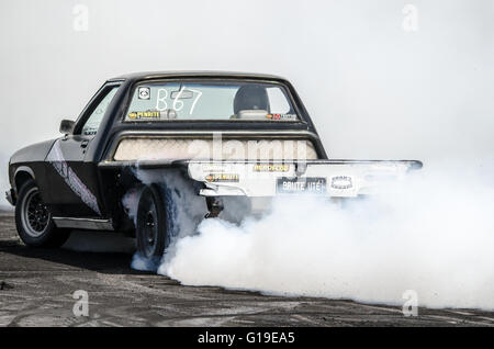 Sydney, Australia. 5 Ottobre, 2015. I driver forniti gli spettatori e giudici il loro miglior burnout durante il 2015 Burnout Maina concorrenza che ha avuto luogo presso la Western Sydney Dragway Internazionale (Sydney Dragway) Foto Stock