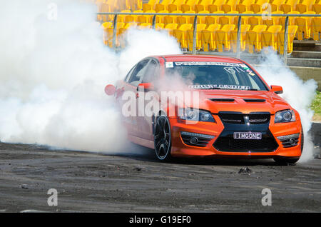 Sydney, Australia. 5 Ottobre, 2015. I driver forniti gli spettatori e giudici il loro miglior burnout durante il 2015 Burnout Maina concorrenza che ha avuto luogo presso la Western Sydney Dragway Internazionale (Sydney Dragway) Foto Stock