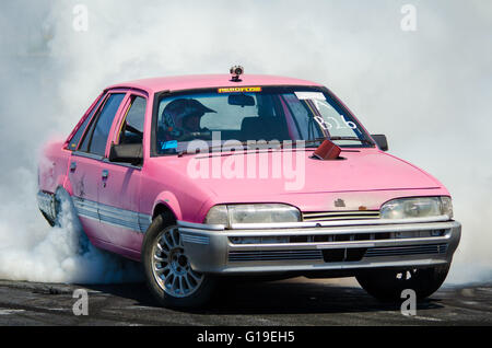 Sydney, Australia. 5 Ottobre, 2015. I driver forniti gli spettatori e giudici il loro miglior burnout durante il 2015 Burnout Maina concorrenza che ha avuto luogo presso la Western Sydney Dragway Internazionale (Sydney Dragway) Foto Stock