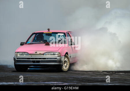 Sydney, Australia. 5 Ottobre, 2015. I driver forniti gli spettatori e giudici il loro miglior burnout durante il 2015 Burnout Maina concorrenza che ha avuto luogo presso la Western Sydney Dragway Internazionale (Sydney Dragway) Foto Stock