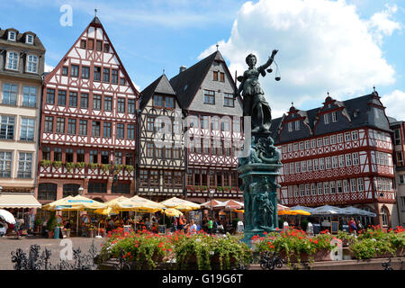 Gerechtigkeitsbrunnen, fontana di giustizia, Romerberg, di Francoforte sul Meno, Hesse, Germania / Römerberg Foto Stock