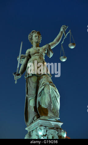 Gerechtigkeitsbrunnen, fontana di giustizia, Romerberg, di Francoforte sul Meno, Hesse, Germania / Römerberg Foto Stock