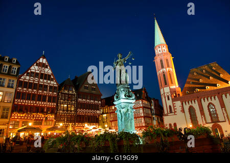 Gerechtigkeitsbrunnen, fontana di giustizia, Romerberg, di Francoforte sul Meno, Hesse, Germania / Römerberg Foto Stock