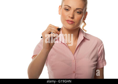 Primo piano ritagliato il ritratto di una donna bellissima la scrittura su una interfaccia virtuale o lo schermo con un feltro penna con punta Foto Stock