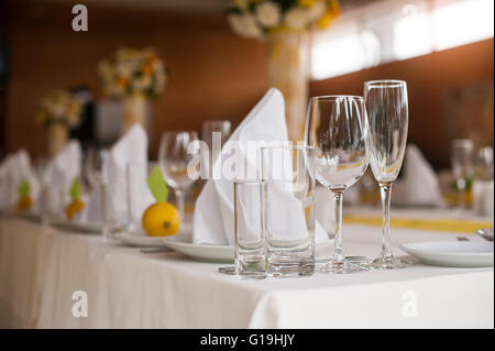 Bicchieri vuoti nel ristorante Foto Stock