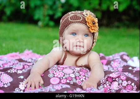 Baby girl al di fuori in un fatte a mano Foto Stock