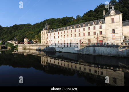 La mattina presto vista dell abbazia di Brantôme sul fiume Dronne, Brantome-en-Perigord, Francia Foto Stock