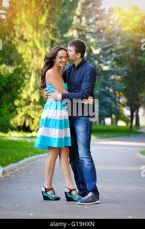 Felice coppia giovane in amore al parco. Foto Stock