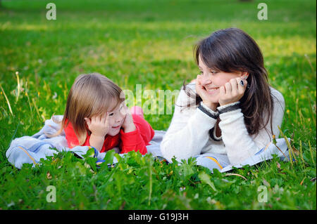 Ritratto di sorridente bella giovane donna e la sua piccola daughte Foto Stock