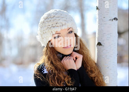 Ritratto della bella ragazza nel paesaggio invernale. Foto Stock