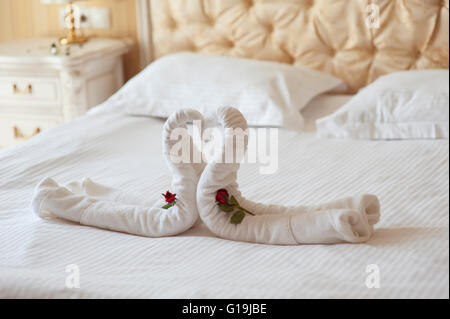 Decorazione letti dell'hotel due cigni e cuore di polotets Foto Stock