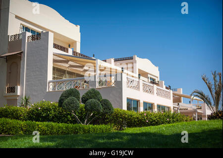 Hotel facciata in Egitto con palme Foto Stock