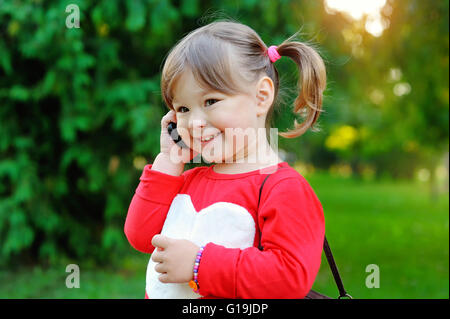 Bella ragazza parlando al cellulare Foto Stock