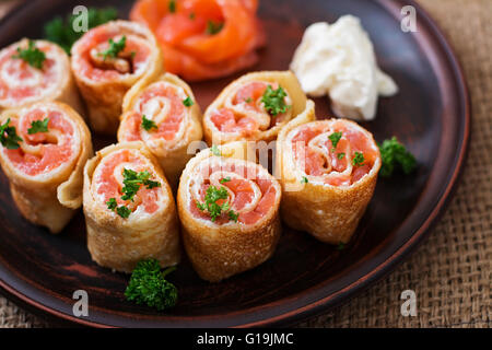 Stuzzicante frittelle con salmone e crema di formaggio "Philadelphia' Foto Stock