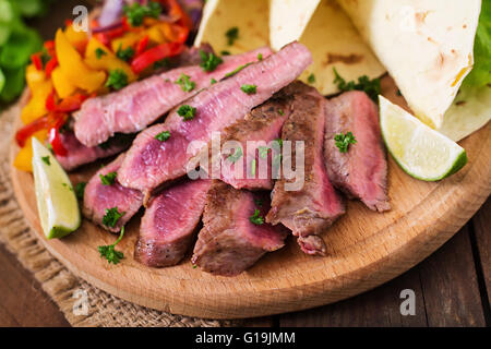 Le fajitas messicane per la carne di manzo e verdure grigliate Foto Stock