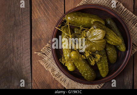 Cetrioli sottaceto su legno scuro dello sfondo. Vista superiore Foto Stock