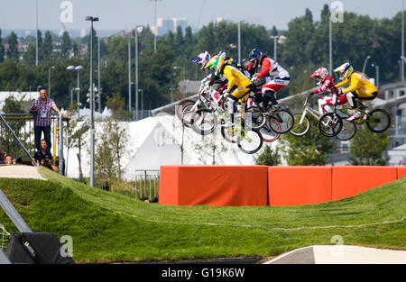 Piloti in lizza nella womens bmx evento a Londra 2012, a metà aria dopo il primo salto Foto Stock