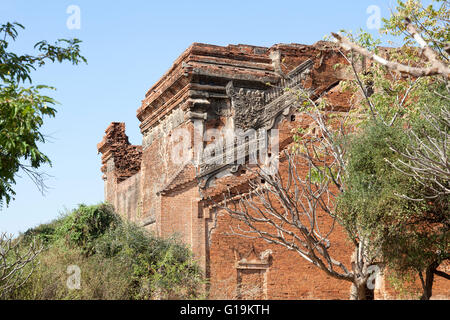 I resti dei templi in arida pianura di Bagan (Myanmar). Restes de templi dans la plaine aride de Bagan (Birmanie). Foto Stock