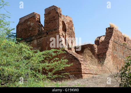 I resti dei templi in arida pianura di Bagan (Myanmar). Restes de templi dans la plaine aride de Bagan (Birmanie). Foto Stock