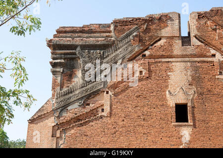 I resti dei templi in arida pianura di Bagan (Myanmar). Restes de templi dans la plaine aride de Bagan (Birmanie). Foto Stock