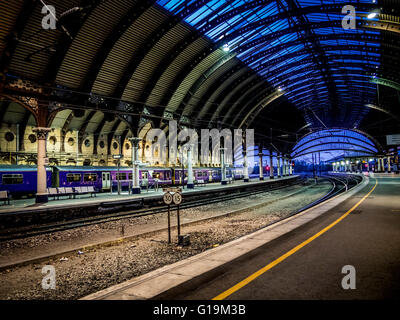 La stazione ferroviaria di York piattaforma e struttura di tetto al tramonto Foto Stock