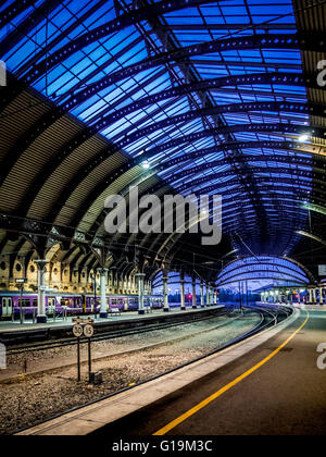 La stazione ferroviaria di York piattaforma e struttura di tetto al tramonto Foto Stock