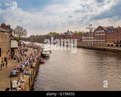 Persone bere all'aperto presso Kings Staith accanto al fiume Ouse in York Foto Stock