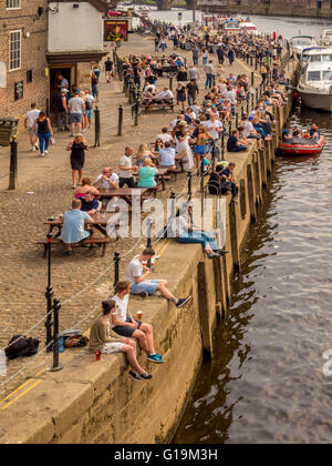 Persone bere all'aperto presso Kings Staith accanto al fiume Ouse in York Foto Stock