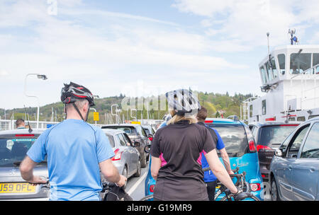 Attraversato il lago Windermere sul traghetto per auto, Lake District inglese, Cumbria, Regno Unito. Foto Stock