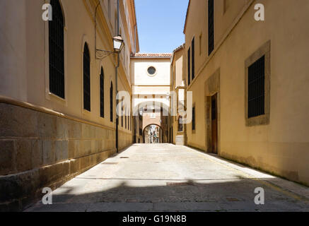 Vecchia strada stretta con archi in Plasencia città. Cáceres, Estremadura, Spagna Foto Stock