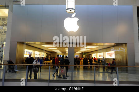 Apple store in Cardiff St Davids center Foto Stock
