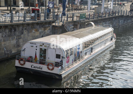 Canal Boat a berlino accanto alla cattedrale Foto Stock