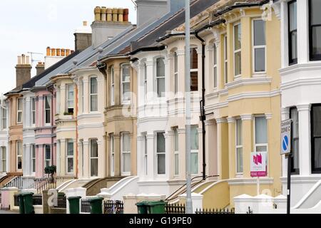 Dipinto luminosamente case a schiera su Queens Park Road Brighton SUSSEX REGNO UNITO Foto Stock