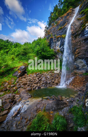 Fantastica vista della cascata Lungerersee vicino lago. Lungern village, Svizzera, Europa. Foto Stock