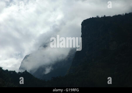 Le montagne in rotta per Phakding Village Foto Stock