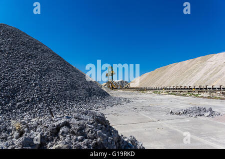 Produzione di magazzino nella cava di argilla blu su sfondo cielo Foto Stock