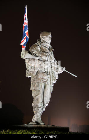 Una statua commemorativa "Yomper" dei Royal Marines illuminata presso l'ex Royal Marines Barracks, Eastney, Portsmouth, Regno Unito, l'11 maggio 2016. Foto Stock