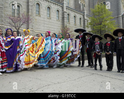 Giovani ballerini folk al Cinco de Mayo e Madre della parata del giorno del Sunset Park quartiere di Brooklyn, NY, 8 maggio 2016. Foto Stock