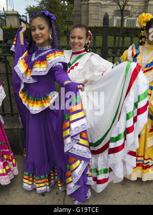 Giovani ballerini folcloristici al Cinco de Mayo e Madre della parata del giorno del Sunset Park quartiere di Brooklyn, NY, 8 maggio 2016 Foto Stock