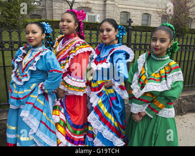 Giovani ballerini folk al Cinco de Mayo e Madre della parata del giorno del Sunset Park quartiere di Brooklyn, NY, 8 maggio 2016 Foto Stock