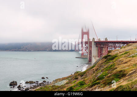 Famoso Golden Gate Bridge di San Francisco in parte coperta di nebbia Foto Stock