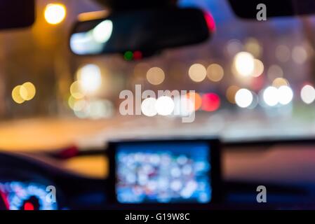 Immagine sfocata di interni auto con la donna la guida. Cruscotto. Blur,  sfocati sullo sfondo di trasporto. La guida all'interno dell'auto. Bokeh  sfondo luminoso Foto stock - Alamy