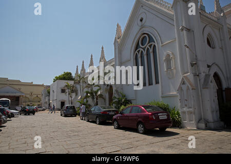 Blue Skies su San Thome Basilica a Chennai, precedentemente noto come Madras,in India Foto Stock