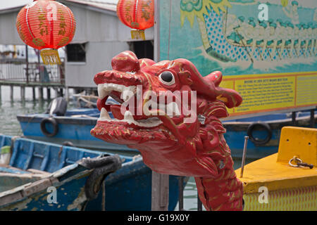 Drago Cinese di testa e lanterne sul masticare Jetty, sito patrimonio mondiale dell'UNESCO in Penang Malaysia Foto Stock