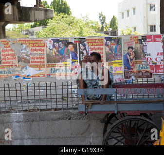 Un uomo si siede su una carriola in Chennai India Foto Stock