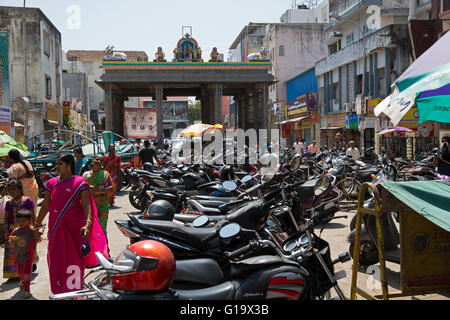 Una strada trafficata in Chennai India è gremito di gente e traffico Foto Stock