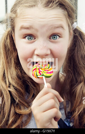 Carino divertente bambina con la caramella lecca-lecca Foto Stock