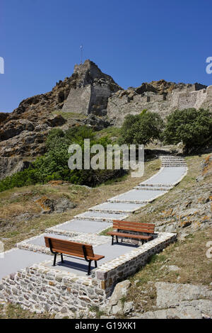 I sedili unici sulla rinnovata di recente accesso pedonale scalinata dei principali castello bizantino ingresso gateway. Mirina, Limnos, GR Foto Stock