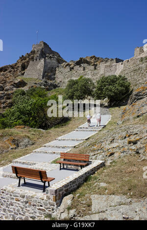 I sedili unici sulla rinnovata di recente accesso pedonale scalinata dei principali castello bizantino ingresso gateway. Mirina, Limnos, GR Foto Stock